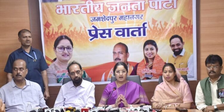 central minister attack on congress : केंद्रीय मंत्री अन्नपूर्णा देवी का जमशेदपुर से कांग्रेस पर साधा निशाना, कहा – लोकतंत्र की आड़ में भीड़तंत्र को बढ़ावा दे रही कांग्रेस, लोकतंत्र बचाओ-भीड़तंत्र हटाओ’ अभियान के तहत 22 अक्टूबर से 5 नवंबर तक भाजपा जनता के बीच रखेगी विपक्ष की सच्चाई, देखिये – video central minister attack on congress : केंद्रीय मंत्री अन्नपूर्णा देवी का जमशेदपुर से कांग्रेस पर साधा निशाना, कहा – लोकतंत्र की आड़ में भीड़तंत्र को बढ़ावा दे रही कांग्रेस, लोकतंत्र बचाओ-भीड़तंत्र हटाओ’ अभियान के तहत 22 अक्टूबर से 5 नवंबर तक भाजपा जनता के बीच रखेगी विपक्ष की सच्चाई, देखिये – video