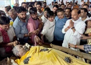 jamshedpur bjp ex president funeral : भाजपा के जमशेदपुर महानगर पूर्व अध्यक्ष चंद्रशेखर मिश्रा पंचतत्व में विलीन, पूर्व सीएम रघुवर दास, अर्जुन मुंडा समेत कई दिग्गजों ने दी श्रद्घांजलि, भाजपा का झंडा लपेटकर किया गया विदा, “चंद्रशेखर बाबा अमर रहें” के लगे गगनभेदी नारे
