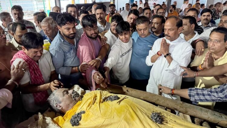 jamshedpur bjp ex president funeral : भाजपा के जमशेदपुर महानगर पूर्व अध्यक्ष चंद्रशेखर मिश्रा पंचतत्व में विलीन, पूर्व सीएम रघुवर दास, अर्जुन मुंडा समेत कई दिग्गजों ने दी श्रद्घांजलि, भाजपा का झंडा लपेटकर किया गया विदा, “चंद्रशेखर बाबा अमर रहें” के लगे गगनभेदी नारे