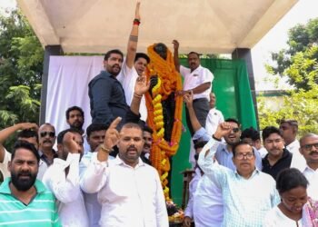 Jharkhand ex minister banna gupta : गांधी जयंती पर पूर्व मंत्री बन्ना गुप्ता ने महात्मा गांधी और लाल बहादुर शास्त्री को दी श्रद्धांजलि, उनके सत्य, अहिंसा और सत्याग्रह पर की चर्चा Jharkhand ex minister banna gupta : गांधी जयंती पर पूर्व मंत्री बन्ना गुप्ता ने महात्मा गांधी और लाल बहादुर शास्त्री को दी श्रद्धांजलि, उनके सत्य, अहिंसा और सत्याग्रह पर की चर्चा