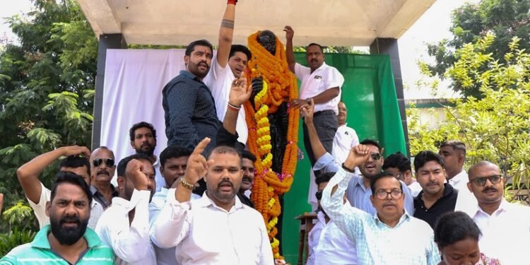 Jharkhand ex minister banna gupta : गांधी जयंती पर पूर्व मंत्री बन्ना गुप्ता ने महात्मा गांधी और लाल बहादुर शास्त्री को दी श्रद्धांजलि, उनके सत्य, अहिंसा और सत्याग्रह पर की चर्चा