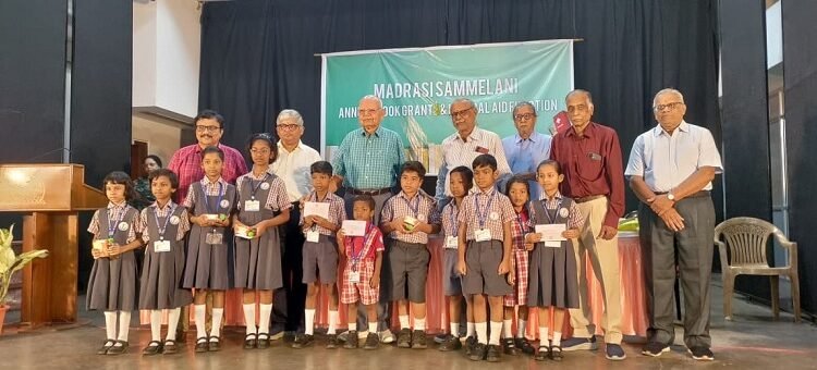 Jamshedpur Madrasi Sammelani : जमशेदपुर के मद्रासी सम्मेलनी ने बांटी 2.33 लाख रुपये की पुस्तक अनुदान राशि, 11 स्कूलों के मेधावी छात्र-छात्राएं हुए लाभान्वित Jamshedpur Madrasi Sammelani : जमशेदपुर के मद्रासी सम्मेलनी ने बांटी 2.33 लाख रुपये की पुस्तक अनुदान राशि, 11 स्कूलों के मेधावी छात्र-छात्राएं हुए लाभान्वित