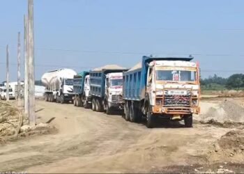 saraikela nimdih co action- नीमडीह सीओ ने अवैध बालू के खिलाफ चलाया अभियान, बालू लदे छह हाईवा जब्त