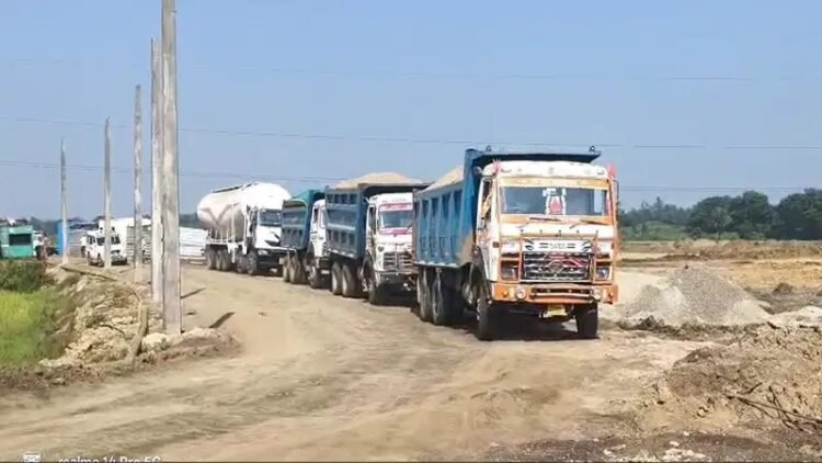 saraikela nimdih co action- नीमडीह सीओ ने अवैध बालू के खिलाफ चलाया अभियान, बालू लदे छह हाईवा जब्त saraikela nimdih co action- नीमडीह सीओ ने अवैध बालू के खिलाफ चलाया अभियान, बालू लदे छह हाईवा जब्त