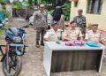 saraikela kharsawan police action-खरसावां में पुलिस ने चलाया एंटी क्राइम चेकिंग अभियान, देसी कट्टा व गोली के साथ एक युवक पकड़ाया saraikela kharsawan police action-खरसावां में पुलिस ने चलाया एंटी क्राइम चेकिंग अभियान, देसी कट्टा व गोली के साथ एक युवक पकड़ाया