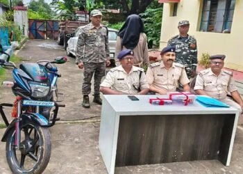 saraikela kharsawan police action-खरसावां में पुलिस ने चलाया एंटी क्राइम चेकिंग अभियान, देसी कट्टा व गोली के साथ एक युवक पकड़ाया saraikela kharsawan police action-खरसावां में पुलिस ने चलाया एंटी क्राइम चेकिंग अभियान, देसी कट्टा व गोली के साथ एक युवक पकड़ाया