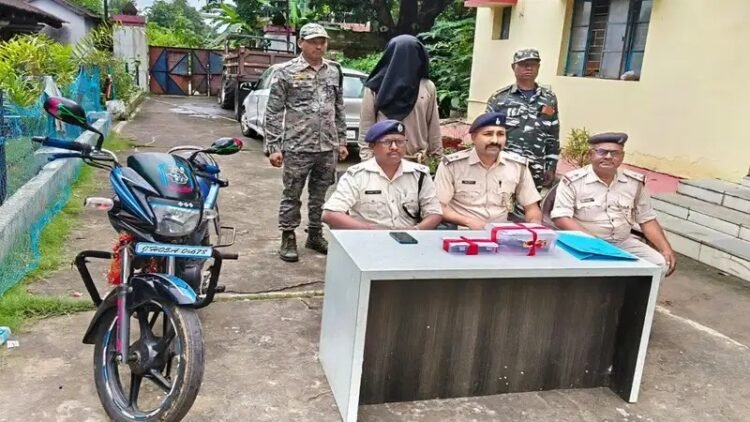saraikela kharsawan police action-खरसावां में पुलिस ने चलाया एंटी क्राइम चेकिंग अभियान, देसी कट्टा व गोली के साथ एक युवक पकड़ाया saraikela kharsawan police action-खरसावां में पुलिस ने चलाया एंटी क्राइम चेकिंग अभियान, देसी कट्टा व गोली के साथ एक युवक पकड़ाया