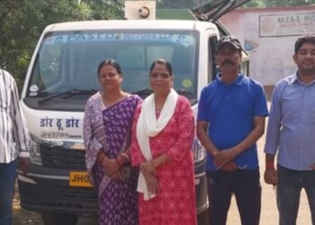 jamshedpur door-to-door waste collection issue-बागबेड़ा कॉलोनी में डोर-टू-डोर कचरा उठाव शुरू, पंचायत समिति सदस्यों के प्रयास से बहाल हुई सेवा, लोगों में हर्ष