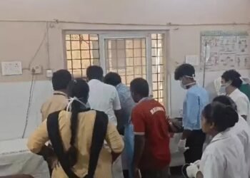 Andhra Pradesh incident:आंध्र प्रदेश में 10वीं की छात्राओं पर आरी से हमला, एक गंभीर, आरोपी गिरफ्तार Andhra Pradesh incident:आंध्र प्रदेश में 10वीं की छात्राओं पर आरी से हमला, एक गंभीर, आरोपी गिरफ्तार