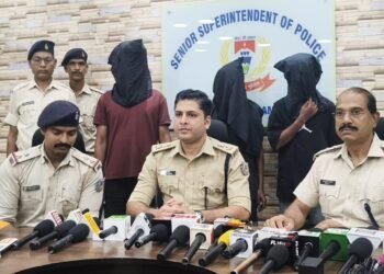 jamshedpur police action- मादक पदार्थो के खिलाफ जमशेदपुर पुलिस की बिरसानगर में कार्रवाई, 29 पुड़िया ब्राउन शुगर के साथ तीन युवकों को धर दबोचा, मोबाइल व 13 सौ रुपये बरामद, देखिए video