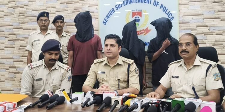 jamshedpur police action- मादक पदार्थो के खिलाफ जमशेदपुर पुलिस की बिरसानगर में कार्रवाई, 29 पुड़िया ब्राउन शुगर के साथ तीन युवकों को धर दबोचा, मोबाइल व 13 सौ रुपये बरामद, देखिए video