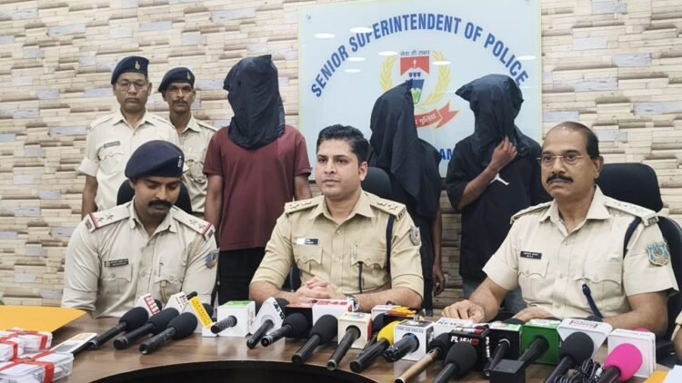 jamshedpur police action- मादक पदार्थो के खिलाफ जमशेदपुर पुलिस की बिरसानगर में कार्रवाई, 29 पुड़िया ब्राउन शुगर के साथ तीन युवकों को धर दबोचा, मोबाइल व 13 सौ रुपये बरामद, देखिए video jamshedpur police action- मादक पदार्थो के खिलाफ जमशेदपुर पुलिस की बिरसानगर में कार्रवाई, 29 पुड़िया ब्राउन शुगर के साथ तीन युवकों को धर दबोचा, मोबाइल व 13 सौ रुपये बरामद, देखिए video