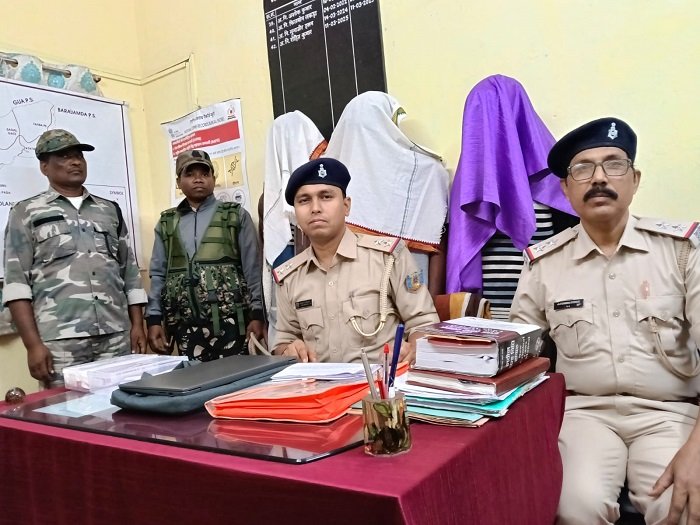 West singhbhum police – किरीबुरू में चोरीकांड खुलासा, तीन और गिरफ्तार, लैपटॉप, मोबाइल व नकद बरामद West singhbhum police – किरीबुरू में चोरीकांड खुलासा, तीन और गिरफ्तार, लैपटॉप, मोबाइल व नकद बरामद
