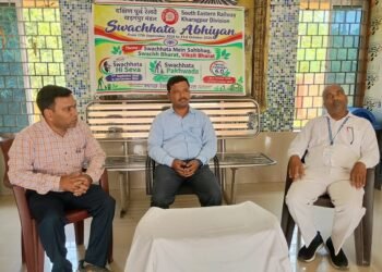 Jamshedpur rural cleanliness workshop : राखा माइंस रेलवे स्टेशन पर यात्रियों के बीच स्वच्छता को लेकर कार्यशाला आयोजित, सहायक परिचालन पदाधिकारी कौशल पात्रों ने यात्रियों को पढ़ाया स्वच्छता का पाठ Jamshedpur rural cleanliness workshop : राखा माइंस रेलवे स्टेशन पर यात्रियों के बीच स्वच्छता को लेकर कार्यशाला आयोजित, सहायक परिचालन पदाधिकारी कौशल पात्रों ने यात्रियों को पढ़ाया स्वच्छता का पाठ