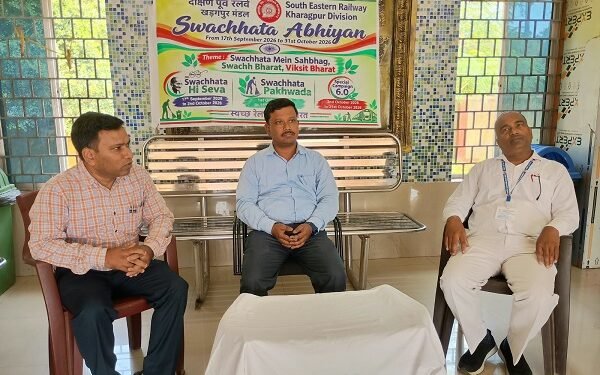 Jamshedpur rural cleanliness workshop : राखा माइंस रेलवे स्टेशन पर यात्रियों के बीच स्वच्छता को लेकर कार्यशाला आयोजित, सहायक परिचालन पदाधिकारी कौशल पात्रों ने यात्रियों को पढ़ाया स्वच्छता का पाठ Jamshedpur rural cleanliness workshop : राखा माइंस रेलवे स्टेशन पर यात्रियों के बीच स्वच्छता को लेकर कार्यशाला आयोजित, सहायक परिचालन पदाधिकारी कौशल पात्रों ने यात्रियों को पढ़ाया स्वच्छता का पाठ