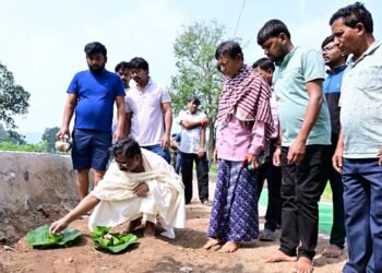 Jharkhand cm mothers last rituals : झारखंड के मुख्यमंत्री हेमन्त सोरेन ने अपनी दिवंगत माता रूपी सोरेन के निमित्त भोजन परोसने की पारंपरिक रस्म निभाई, भावुक दिखे सीएम Jharkhand cm mothers last rituals : झारखंड के मुख्यमंत्री हेमन्त सोरेन ने अपनी दिवंगत माता रूपी सोरेन के निमित्त भोजन परोसने की पारंपरिक रस्म निभाई, भावुक दिखे सीएम