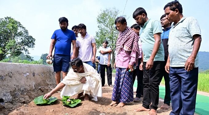 Jharkhand cm mothers last rituals : झारखंड के मुख्यमंत्री हेमन्त सोरेन ने अपनी दिवंगत माता रूपी सोरेन के निमित्त भोजन परोसने की पारंपरिक रस्म निभाई, भावुक दिखे सीएम, देखिए – video