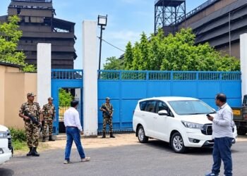 Saraikela ED Raid : चौका के कोहिनूर स्टील कंपनी में ईडी की छापेमारी, आठ घंटे तक चली जांच; 900 करोड़ के बैंक ऋण मामले से जुड़ा है मामला Saraikela ED Raid : चौका के कोहिनूर स्टील कंपनी में ईडी की छापेमारी, आठ घंटे तक चली जांच; 900 करोड़ के बैंक ऋण मामले से जुड़ा है मामला
