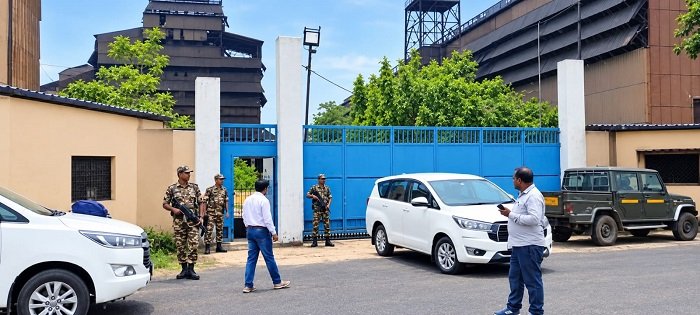 Saraikela ED Raid : चौका के कोहिनूर स्टील कंपनी में ईडी की छापेमारी, आठ घंटे तक चली जांच; 900 करोड़ के बैंक ऋण मामले से जुड़ा है मामला Saraikela ED Raid : चौका के कोहिनूर स्टील कंपनी में ईडी की छापेमारी, आठ घंटे तक चली जांच; 900 करोड़ के बैंक ऋण मामले से जुड़ा है मामला
