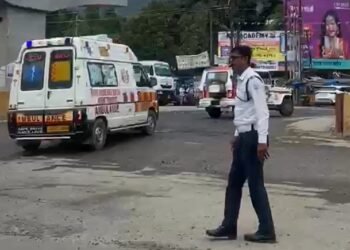 Jamshedpur police initiative : पांच वर्षीय सात्विक के बेहतर इलाज के लिए जमशेदपुर पुलिस ने बनाया ग्रीन कॉरिडोर, 15 मिनट में एंबुलेंस को पहुंचाया डिमना चौक, देखिए – video Jamshedpur police initiative : पांच वर्षीय सात्विक के बेहतर इलाज के लिए जमशेदपुर पुलिस ने बनाया ग्रीन कॉरिडोर, 15 मिनट में एंबुलेंस को पहुंचाया डिमना चौक, देखिए – video