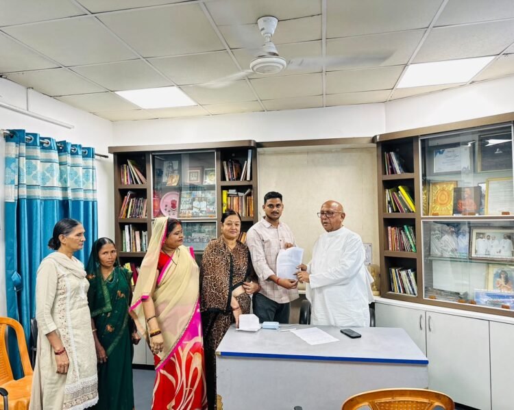 jamshedpur mla saryu roy : पेयजलापूर्ति के लिए जमशेदपुर पश्चिम के विधायक सरयू राय से मिले जोजोबेड़ा के निवासी, विधायक सरयू राय ने उपायुक्त और टाटा स्टील यूआइएसएल महाप्रबंधक से की बात, जिन घरों में कनेक्शन है, वहां भी नहीं आ रहा पानी jamshedpur mla saryu roy : पेयजलापूर्ति के लिए जमशेदपुर पश्चिम के विधायक सरयू राय से मिले जोजोबेड़ा के निवासी, विधायक सरयू राय ने उपायुक्त और टाटा स्टील यूआइएसएल महाप्रबंधक से की बात, जिन घरों में कनेक्शन है, वहां भी नहीं आ रहा पानी