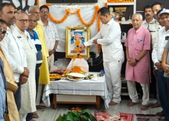 saraikela tribute to commarade : कामरेड जनवादी स्वर्गीय सत्य नारायण सिंह की पांचवीं पुण्यतिथि पर श्रद्धांजलि सभा आयोजित, जुटे आम व खास, दी श्रद्धांजलि, देखिए video saraikela tribute to commarade : कामरेड जनवादी स्वर्गीय सत्य नारायण सिंह की पांचवीं पुण्यतिथि पर श्रद्धांजलि सभा आयोजित, जुटे आम व खास, दी श्रद्धांजलि, देखिए video