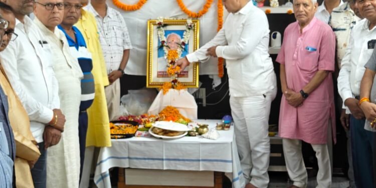 saraikela tribute to commarade : कामरेड जनवादी स्वर्गीय सत्य नारायण सिंह की पांचवीं पुण्यतिथि पर श्रद्धांजलि सभा आयोजित, जुटे आम व खास, दी श्रद्धांजलि, देखिए video saraikela tribute to commarade : कामरेड जनवादी स्वर्गीय सत्य नारायण सिंह की पांचवीं पुण्यतिथि पर श्रद्धांजलि सभा आयोजित, जुटे आम व खास, दी श्रद्धांजलि, देखिए video
