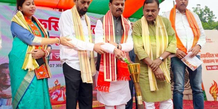 jamshedpur bjp : प्रधानमंत्री नरेंद्र मोदी के सार्वजनिक जीवन के 25 वर्ष पूरे होने पर भाजपा ने आयोजित की विकसित भारत संकल्प सभा, विकसित भारत के संकल्प के साथ निकली सेवा ज्योति यात्रा, यात्रा में दिखा भाजपा कार्यकर्ताओं का उत्साह