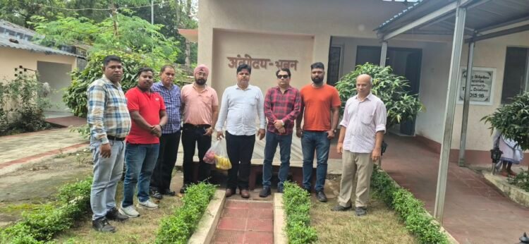 jamshedpur bjp bistupur : भाजपा बिष्टुपुर मंडल ने दी सरदार वल्लभभाई पटेल को श्रद्धांजलि, फल का किया वितरण jamshedpur bjp bistupur : भाजपा बिष्टुपुर मंडल ने दी सरदार वल्लभभाई पटेल को श्रद्धांजलि, फल का किया वितरण
