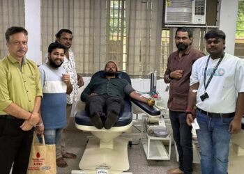 Jamshedpur eya foundation : स्वर्गीय रतन टाटा की दूसरी पुण्यतिथि पर इया फाउंडेशन के सदस्यों ने किया रक्तदान, महान विभूति को महादान के जरिये किया याद Jamshedpur eya foundation : स्वर्गीय रतन टाटा की दूसरी पुण्यतिथि पर इया फाउंडेशन के सदस्यों ने किया रक्तदान, महान विभूति को महादान के जरिये किया याद