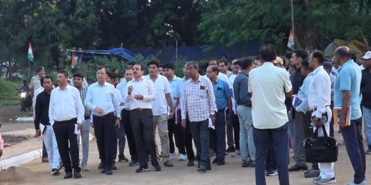 south eastern railway gm inspection : दक्षिण पूर्व रेलवे के जीएम ने किया चक्रधरपुर मंडल का निरीक्षण, कई विकास कार्यों का विंडो ट्रेलिंग कर जांच की, टाटानगर में सांसद से हुई बैठक south eastern railway gm inspection : दक्षिण पूर्व रेलवे के जीएम ने किया चक्रधरपुर मंडल का निरीक्षण, कई विकास कार्यों का विंडो ट्रेलिंग कर जांच की, टाटानगर में सांसद से हुई बैठक