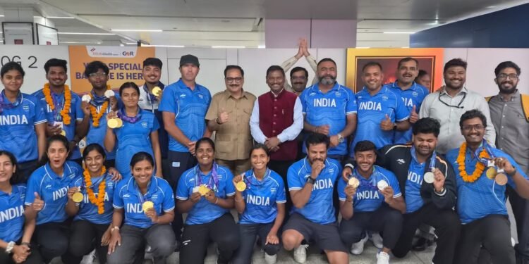 Indian archery team welcome – भारतीय तीरंदाजी टीम का पूर्व सीएम अर्जुन मुंडा ने दिल्ली हवाई अड्डे पर किया स्वागत, एशियाई खेल में पांच गोल्ड समेत 9 पदक हासिल कर बढ़ाया देश का मान, देखिए video Indian archery team welcome – भारतीय तीरंदाजी टीम का पूर्व सीएम अर्जुन मुंडा ने दिल्ली हवाई अड्डे पर किया स्वागत, एशियाई खेल में पांच गोल्ड समेत 9 पदक हासिल कर बढ़ाया देश का मान, देखिए video