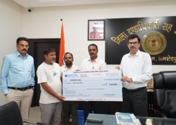 jamshedpur helping hand : जमशेदपुर के उपायुक्त ने वियतनाम में हुई दुर्घटना के पीड़ित परिजनों को 5 लाख का दिया अनुदान, सरकार की पहल jamshedpur helping hand : जमशेदपुर के उपायुक्त ने वियतनाम में हुई दुर्घटना के पीड़ित परिजनों को 5 लाख का दिया अनुदान, सरकार की पहल