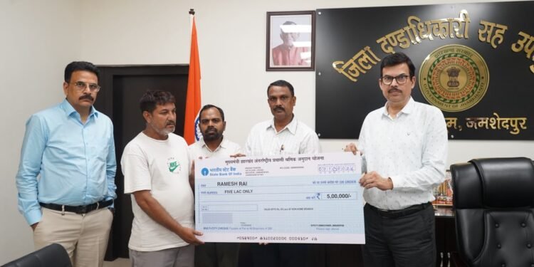 jamshedpur helping hand : जमशेदपुर के उपायुक्त ने वियतनाम में हुई दुर्घटना के पीड़ित परिजनों को 5 लाख का दिया अनुदान, सरकार की पहल