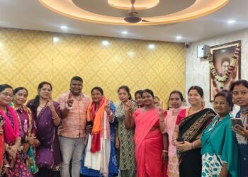 jamshedpur navratra : शारदीय नवरात्र के पवित्र अवसर पर जम्बू अखाड़ा महिला विंग ने 108 कन्या पूजन सह शस्त्र पूजन का किया आयोजन, धार्मिक भावना से ओतप्रोत रहा कार्यक्रम
