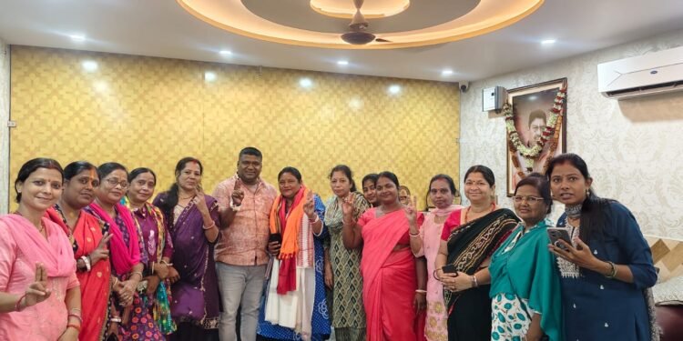 jamshedpur navratra : शारदीय नवरात्र के पवित्र अवसर पर जम्बू अखाड़ा महिला विंग ने 108 कन्या पूजन सह शस्त्र पूजन का किया आयोजन, धार्मिक भावना से ओतप्रोत रहा कार्यक्रम jamshedpur navratra : शारदीय नवरात्र के पवित्र अवसर पर जम्बू अखाड़ा महिला विंग ने 108 कन्या पूजन सह शस्त्र पूजन का किया आयोजन, धार्मिक भावना से ओतप्रोत रहा कार्यक्रम