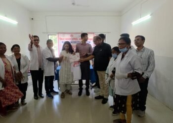 west singhbhum ckp blood donation-चक्रधरपुर अनुमंडल अस्पताल में रक्तदान शिविर आयोजित, सहायक समाहर्ता ईरा जोरवाल ने किया रक्तदान, डीडीसी ने टी-शर्ट व कप देकर किया सम्मानित west singhbhum ckp blood donation-चक्रधरपुर अनुमंडल अस्पताल में रक्तदान शिविर आयोजित, सहायक समाहर्ता ईरा जोरवाल ने किया रक्तदान, डीडीसी ने टी-शर्ट व कप देकर किया सम्मानित