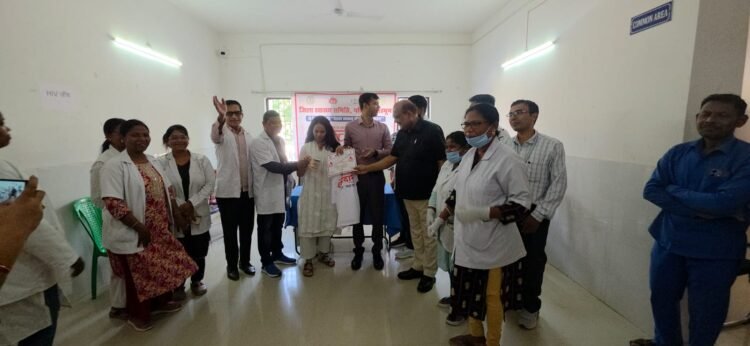west singhbhum ckp blood donation-चक्रधरपुर अनुमंडल अस्पताल में रक्तदान शिविर आयोजित, सहायक समाहर्ता ईरा जोरवाल ने किया रक्तदान, डीडीसी ने टी-शर्ट व कप देकर किया सम्मानित west singhbhum ckp blood donation-चक्रधरपुर अनुमंडल अस्पताल में रक्तदान शिविर आयोजित, सहायक समाहर्ता ईरा जोरवाल ने किया रक्तदान, डीडीसी ने टी-शर्ट व कप देकर किया सम्मानित