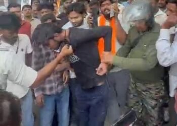 jamshedpur knife attack- डिमना के मोबाइल दुकान में घुसा संदिग्ध,दुकानदार पर चाकू से हमला और बम से उड़ाने की धमकी, दुकानदार ने धर दबोचा,कर दी जमकर पिटाई,पुलिस के हवाले किया, देखिए video