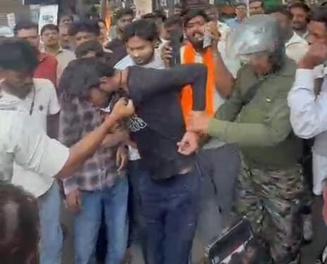 jamshedpur knife attack- डिमना के मोबाइल दुकान में घुसा संदिग्ध,दुकानदार पर चाकू से हमला और बम से उड़ाने की धमकी, दुकानदार ने धर दबोचा,कर दी जमकर पिटाई,पुलिस के हवाले किया, देखिए video jamshedpur knife attack- डिमना के मोबाइल दुकान में घुसा संदिग्ध,दुकानदार पर चाकू से हमला और बम से उड़ाने की धमकी, दुकानदार ने धर दबोचा,कर दी जमकर पिटाई,पुलिस के हवाले किया, देखिए video
