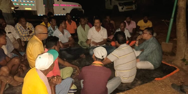 jamshedpur rural- बहरागोड़ा के गडकी और चदनाशोल गांव के ग्रामीणों ने ऋषि षाड़ंगी के समक्ष रखीं समस्याएं, समाधान का मिला आश्वासन