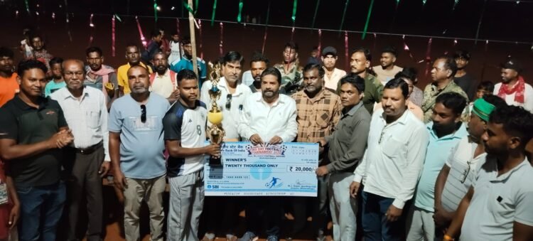 jamshedpur rural sports – चाकुलिया के कुचियाशोली में आयोजित फुटबॉल प्रतियोगिता पर नीमडांगा एकादश ने कब्जा जमाया, विधायक ने विजेता व उपविजेता टीम को किया पुरस्कृत jamshedpur rural sports – चाकुलिया के कुचियाशोली में आयोजित फुटबॉल प्रतियोगिता पर नीमडांगा एकादश ने कब्जा जमाया, विधायक ने विजेता व उपविजेता टीम को किया पुरस्कृत