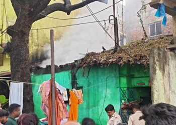 Jamshedpur fire : गोलमुरी के एक मकान में लगी आग, घरेलू सामान जलकर राख, देखिए – video Jamshedpur fire : गोलमुरी के एक मकान में लगी आग, घरेलू सामान जलकर राख, देखिए – video