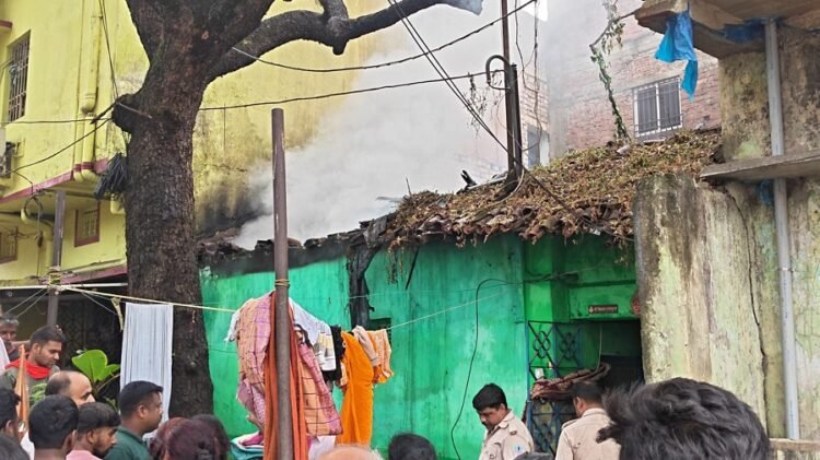 Jamshedpur fire : गोलमुरी के एक मकान में लगी आग, घरेलू सामान जलकर राख, देखिए – video Jamshedpur fire : गोलमुरी के एक मकान में लगी आग, घरेलू सामान जलकर राख, देखिए – video