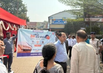 Tatanagar visit of rail drm : टाटानगर स्टेशन पर डीआरएम तरुण हुरिया ने सुनी यात्रियों की समस्याएं, चला स्वच्छता अभियान, जल्द चलेंगी दो नई ट्रेनें, नया स्टेशन भी बनेगा Tatanagar visit of rail drm : टाटानगर स्टेशन पर डीआरएम तरुण हुरिया ने सुनी यात्रियों की समस्याएं, चला स्वच्छता अभियान, जल्द चलेंगी दो नई ट्रेनें, नया स्टेशन भी बनेगा