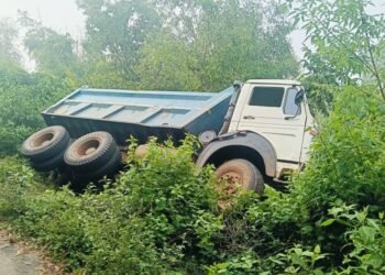 Jamshedpur rural accident : बहरागोड़ा के मानुषमुरिया- दारीशोल सड़क पर हाइवा पलटा Jamshedpur rural accident : बहरागोड़ा के मानुषमुरिया- दारीशोल सड़क पर हाइवा पलटा