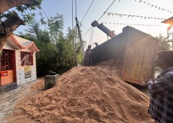 West singhbhum accident : चक्रधरपुर में बालू लदा हाइवा पलटा, यातायात बाधित West singhbhum accident : चक्रधरपुर में बालू लदा हाइवा पलटा, यातायात बाधित