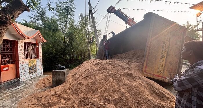 West singhbhum accident : चक्रधरपुर में बालू लदा हाइवा पलटा, यातायात बाधित