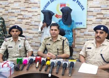 Jamshedpur police action : कदमा में अवैध हथियार के साथ दो युवक गिरफ्तार, लोडेड कट्टा व गोलियां बरामद, देखिए – video Jamshedpur police action : कदमा में अवैध हथियार के साथ दो युवक गिरफ्तार, लोडेड कट्टा व गोलियां बरामद, देखिए – video