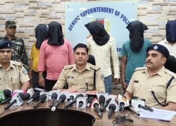 Jamshedpur police action : कदमा में हथियार के साथ पांच आरोपी गिरफ्तार, देसी कट्टा व कारतूस बरामद, देखिए – video Jamshedpur police action : कदमा में हथियार के साथ पांच आरोपी गिरफ्तार, देसी कट्टा व कारतूस बरामद, देखिए – video